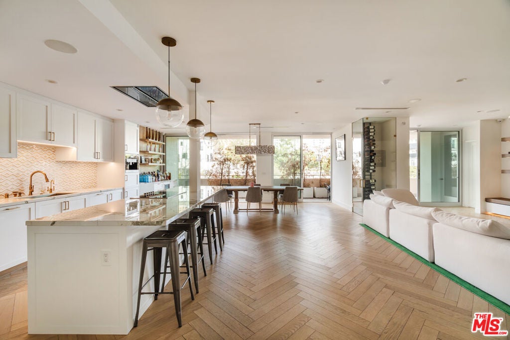 Photo of Listing #25562935