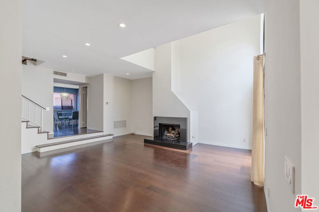 Photo of Listing #25563105