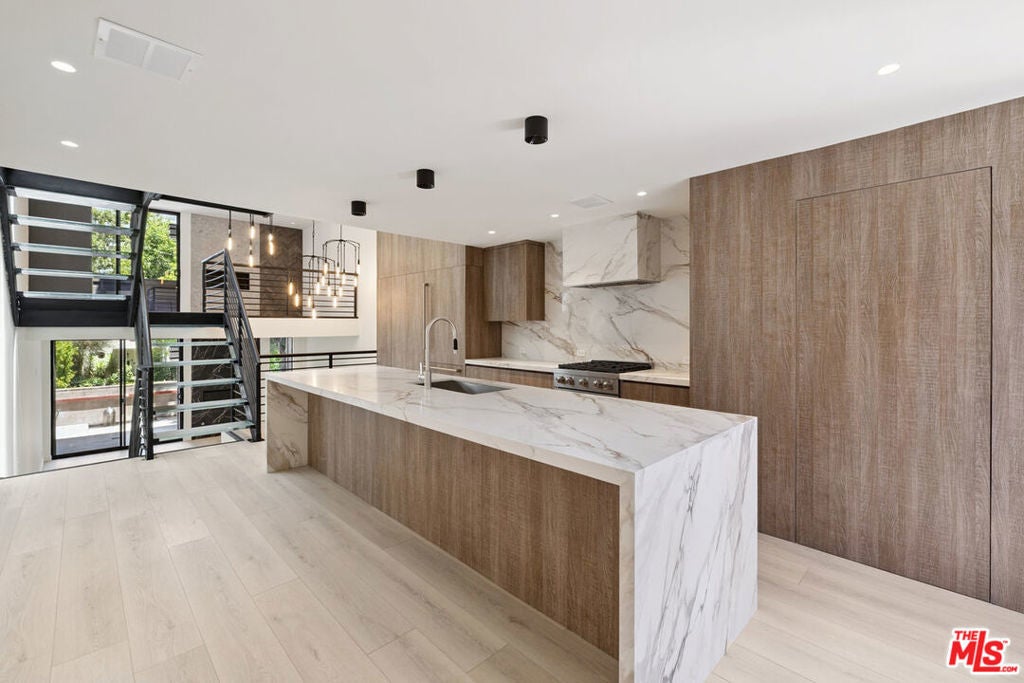 Photo of Listing #25565919