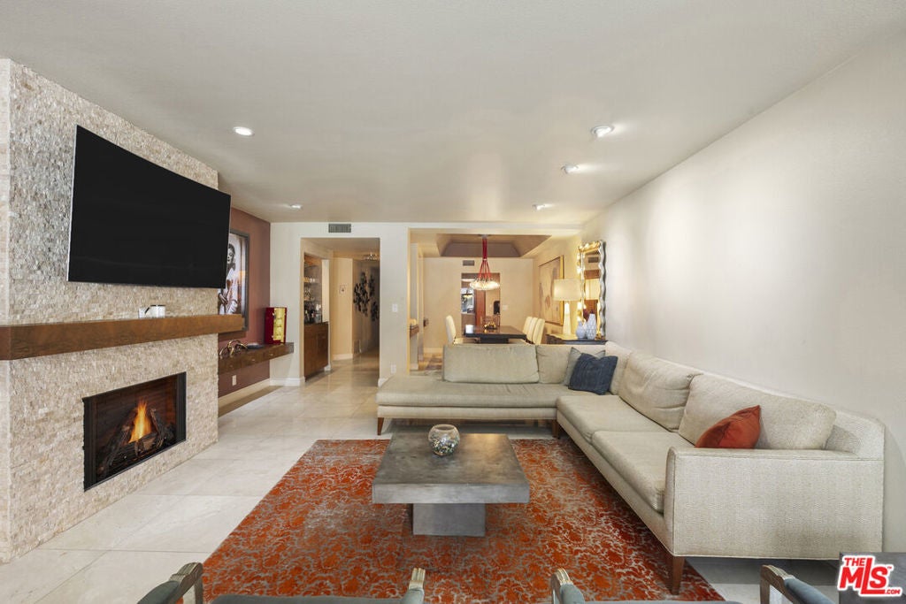 Photo of Listing #25567355