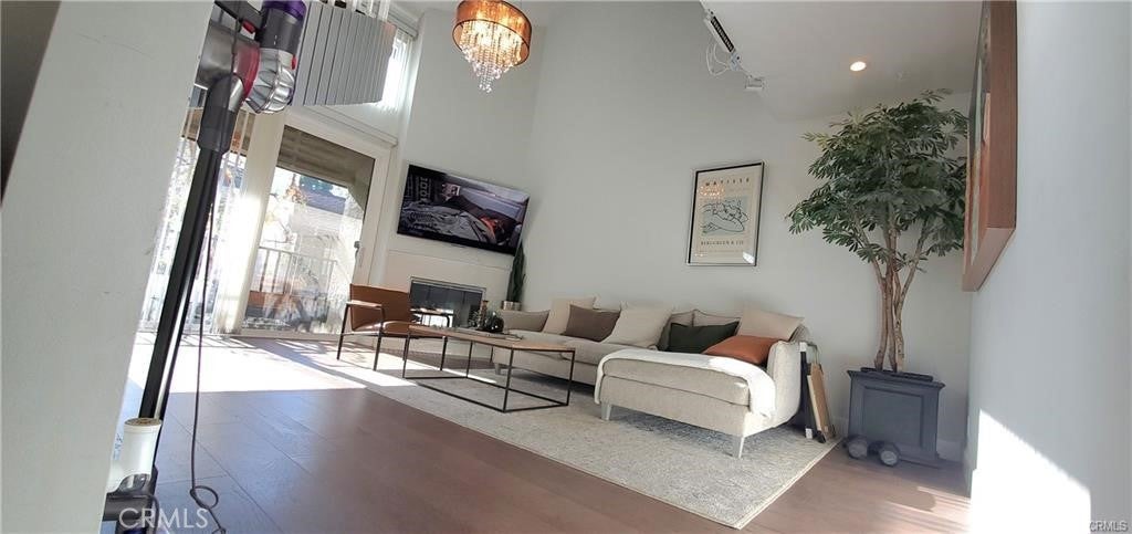 Photo of Listing #IV25164368