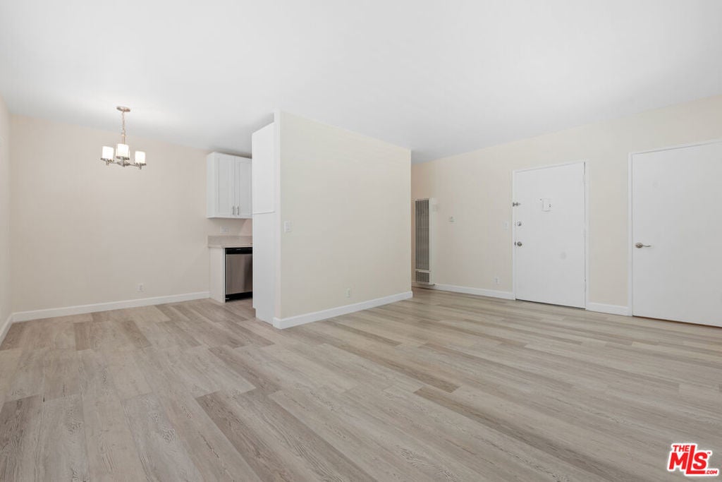 Photo of Listing #25572021