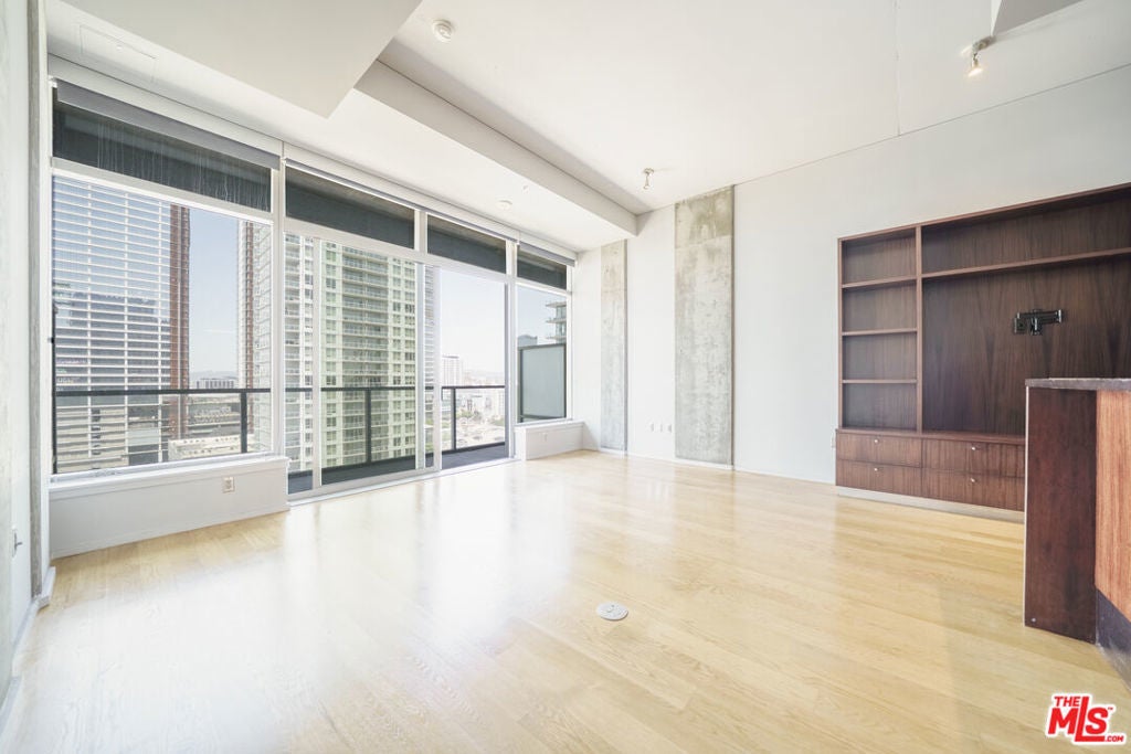 Photo of Listing #25575197