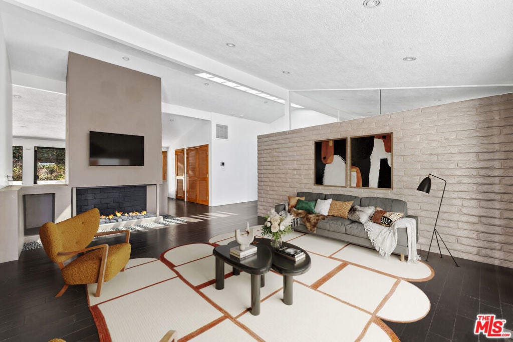 Photo of Listing #25576419