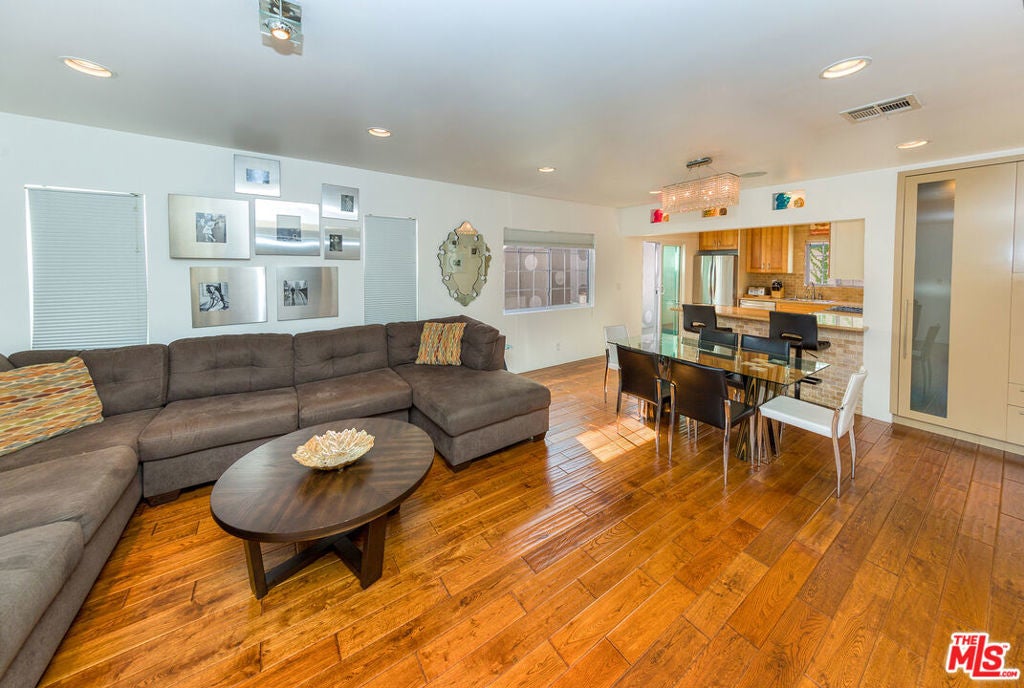 Photo of Listing #25576293