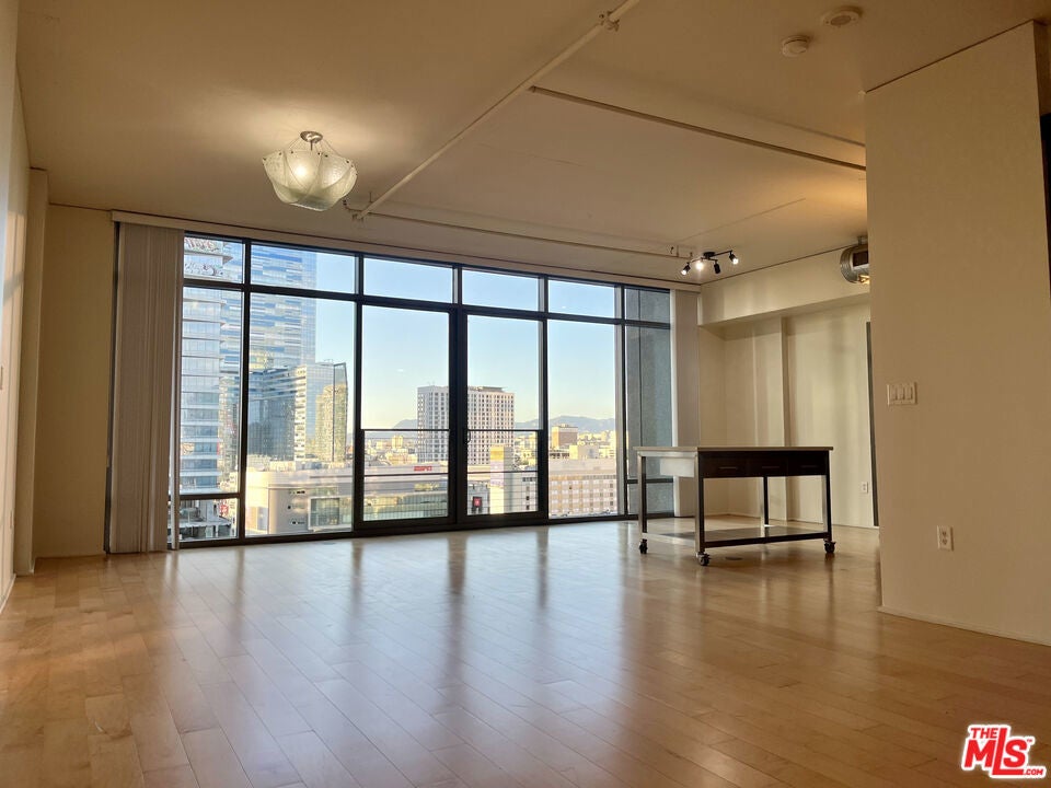 Photo of Listing #25577339