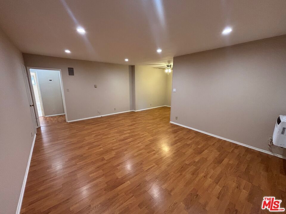 Photo of Listing #25578093