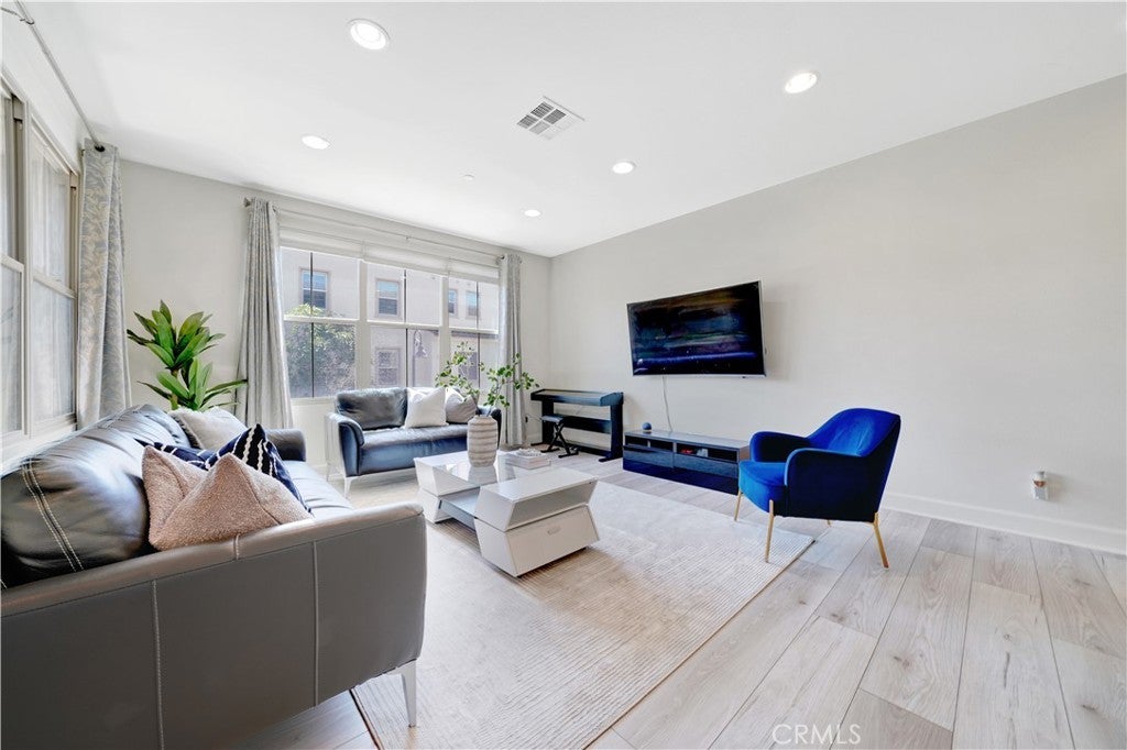 Photo of Listing #OC25191343