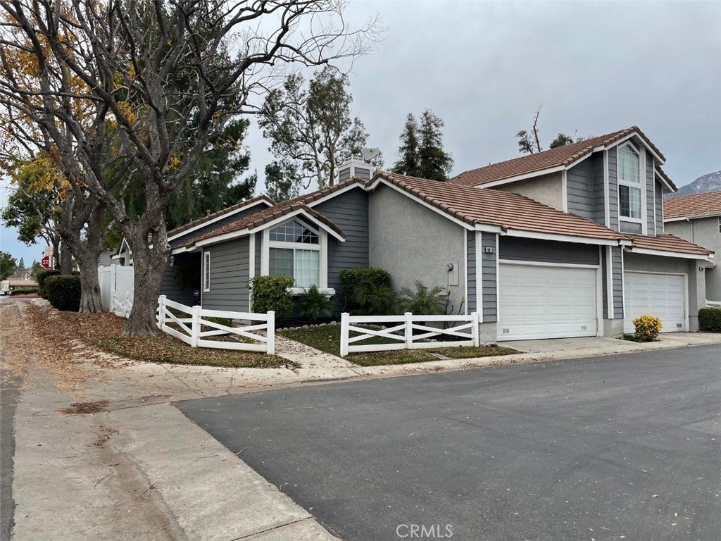 Photo of Listing #IV25193379