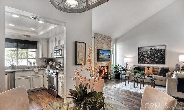 Photo of Listing #OC25196376