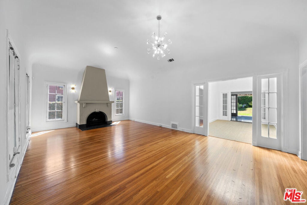 Photo of Listing #25586175