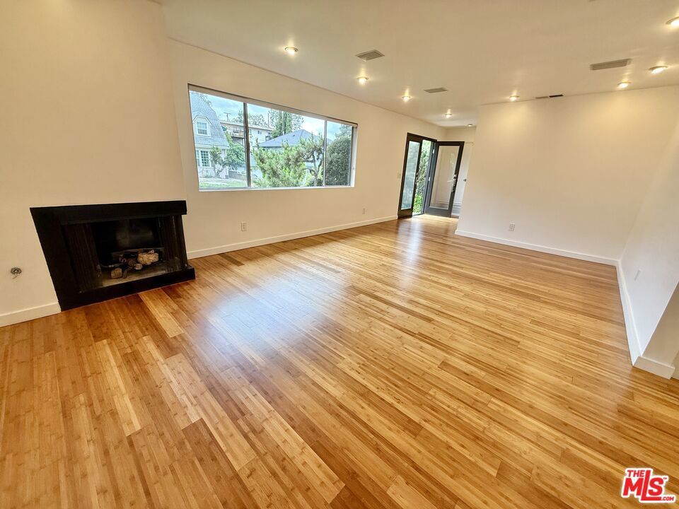 Photo of Listing #25587449