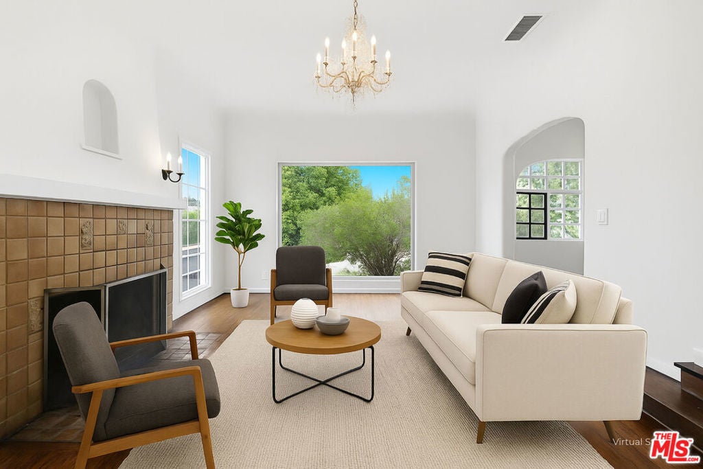 Photo of Listing #25591033