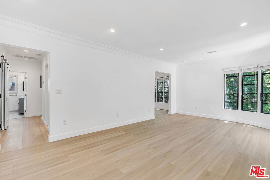 Photo of Listing #25593089