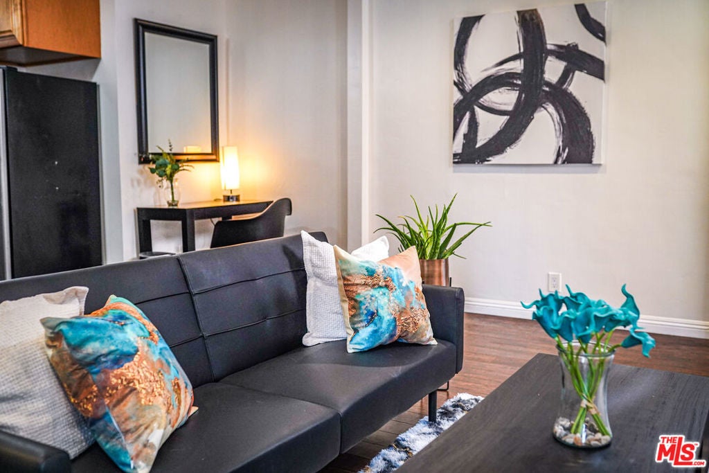 Photo of Listing #25591393