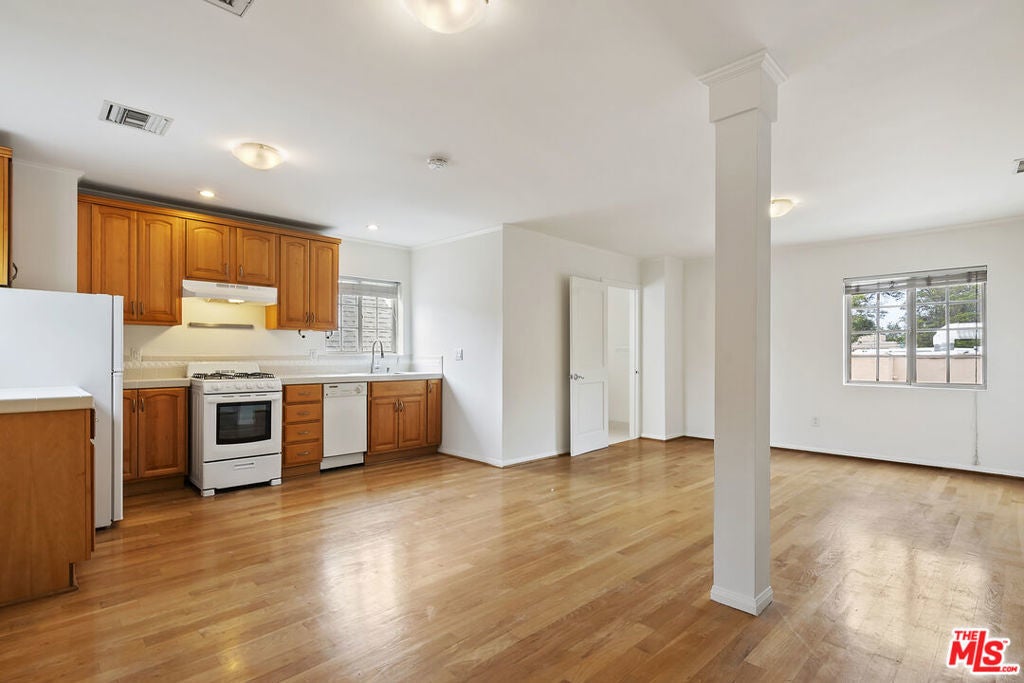 Photo of Listing #25593215