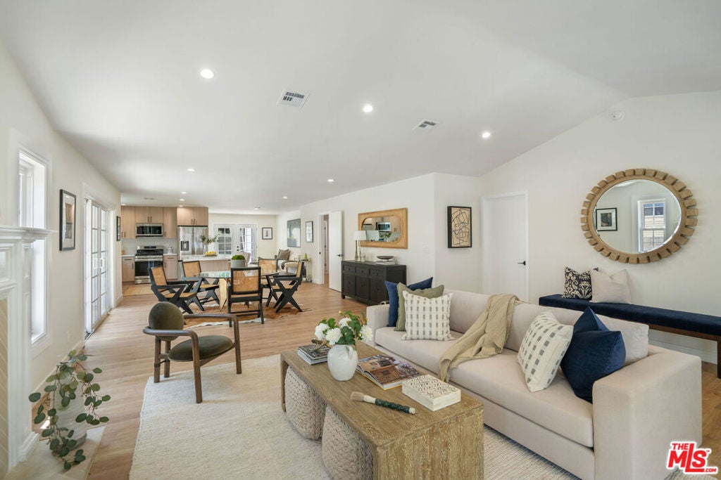 Photo of Listing #25596049