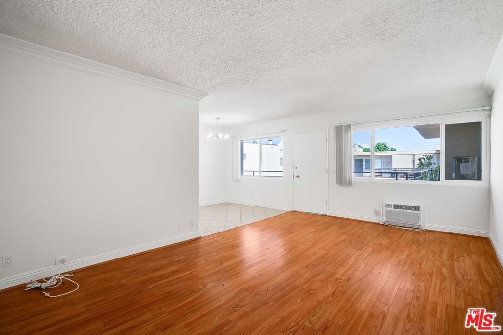 Photo of Listing #25607971