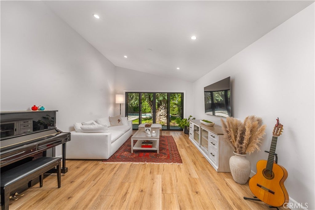 Photo of Listing #SR25243192