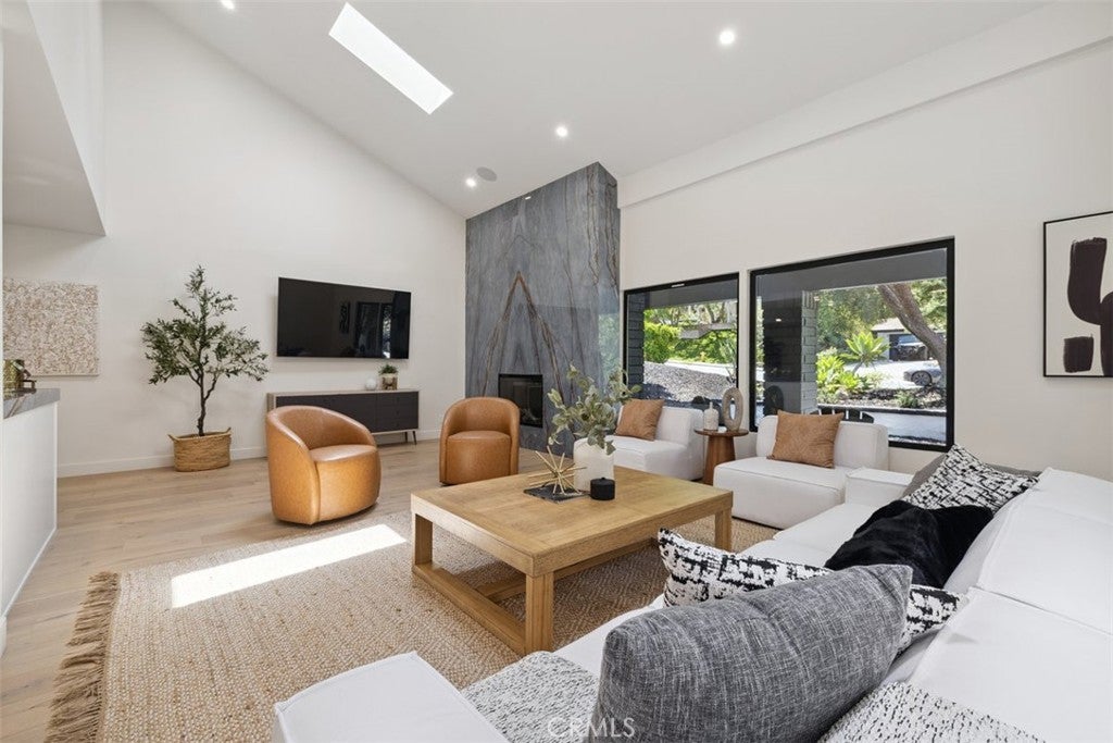 Photo of Listing #SR25244924