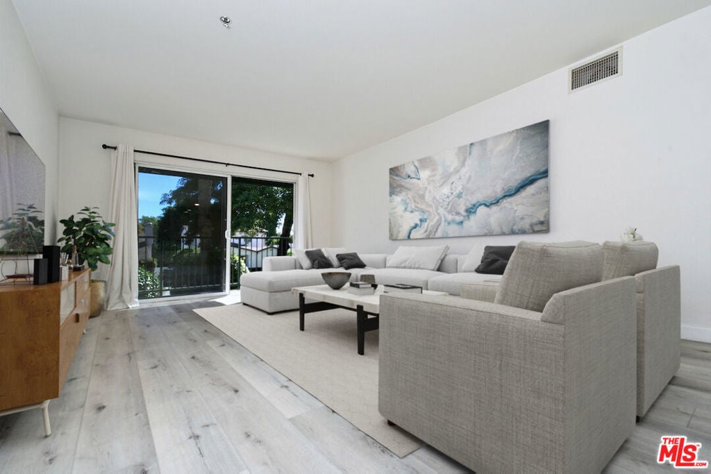 Photo of Listing #25610497