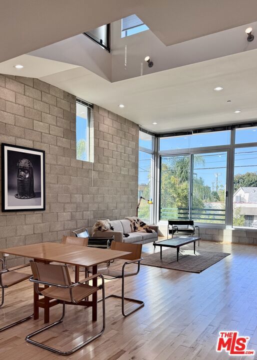 Photo of Listing #25611065