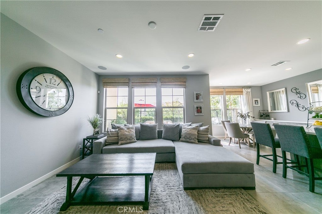 Photo of Listing #OC25250097