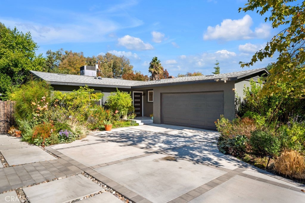 Photo of Listing #SR25250596