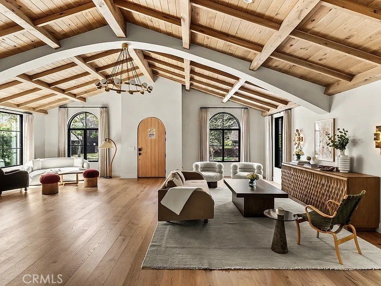 Photo of Listing #IV25260838