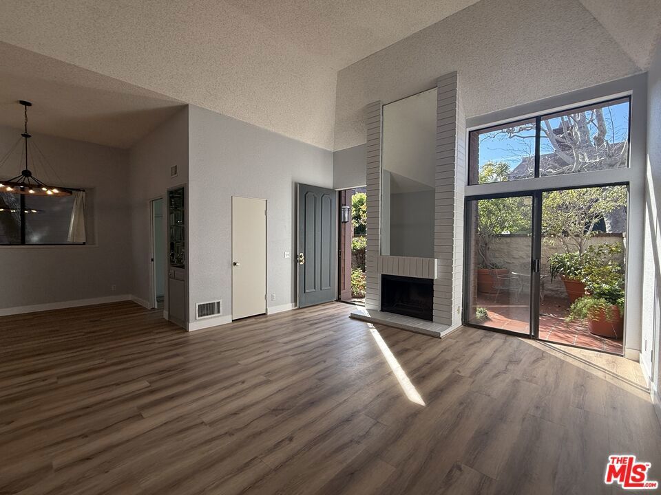 Photo of Listing #26636037