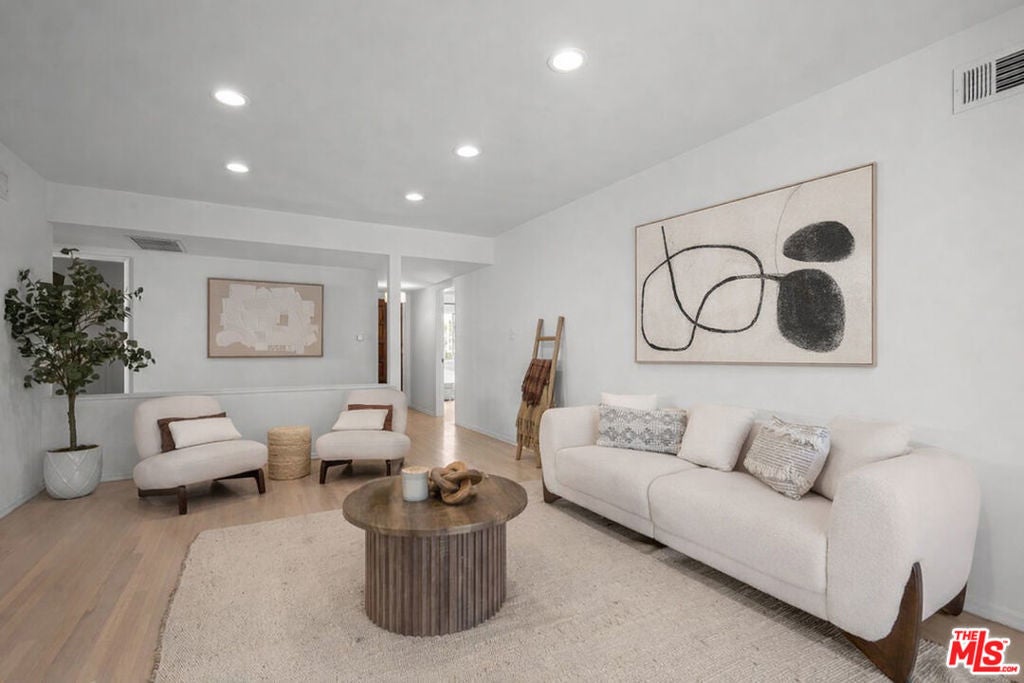 Photo of Listing #26642829