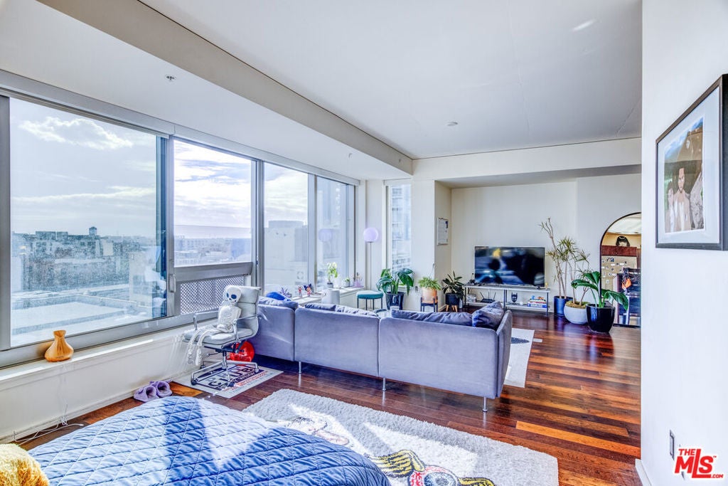 Photo of Listing #24373433