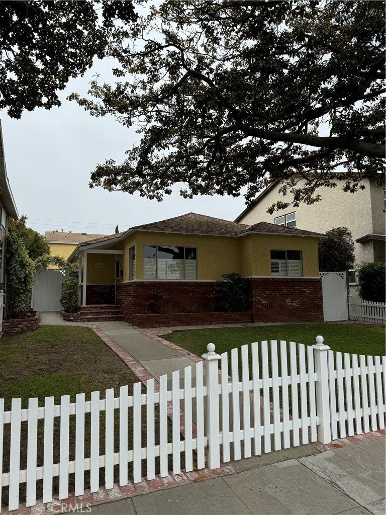 911 Acacia Avenue