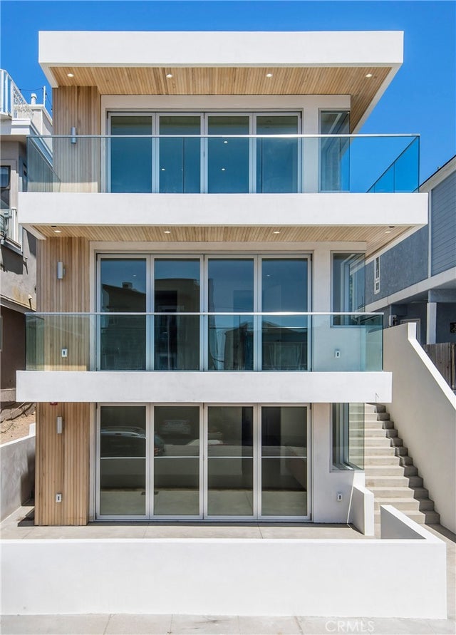 300 Manhattan Avenue, Hermosa Beach.
