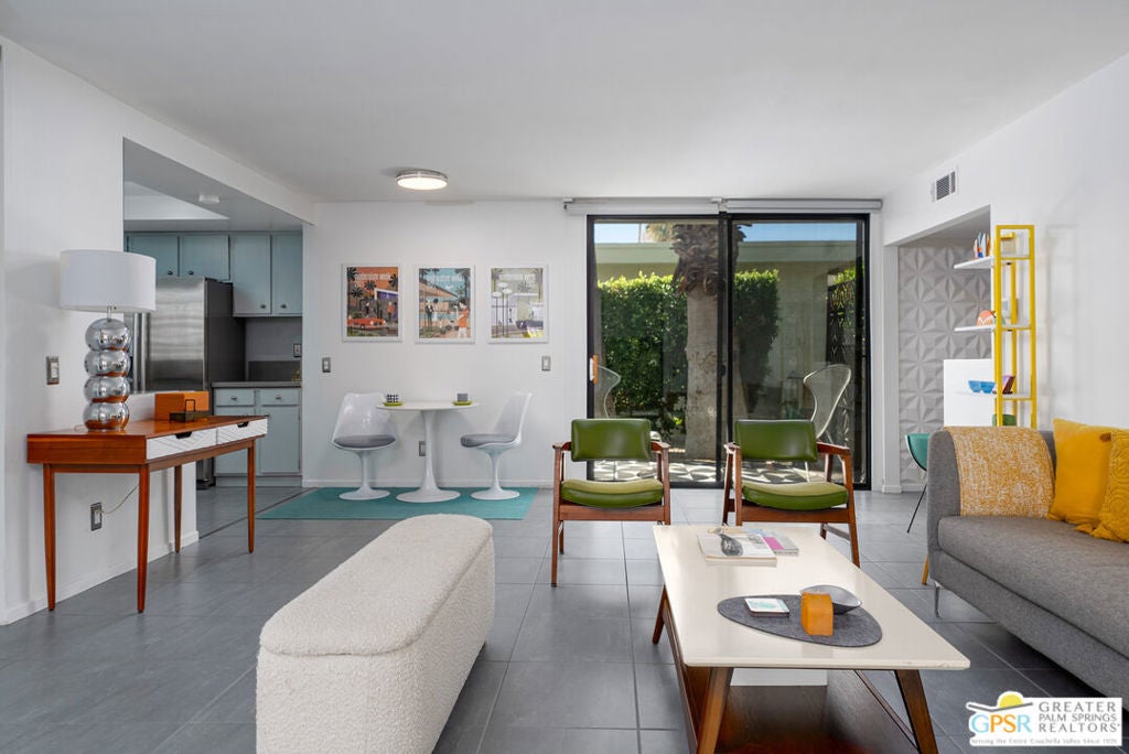 130 Racquet Club Road # 314, Palm Springs