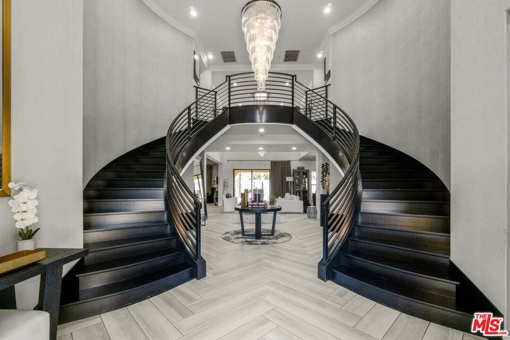 Photo of Listing #24445935