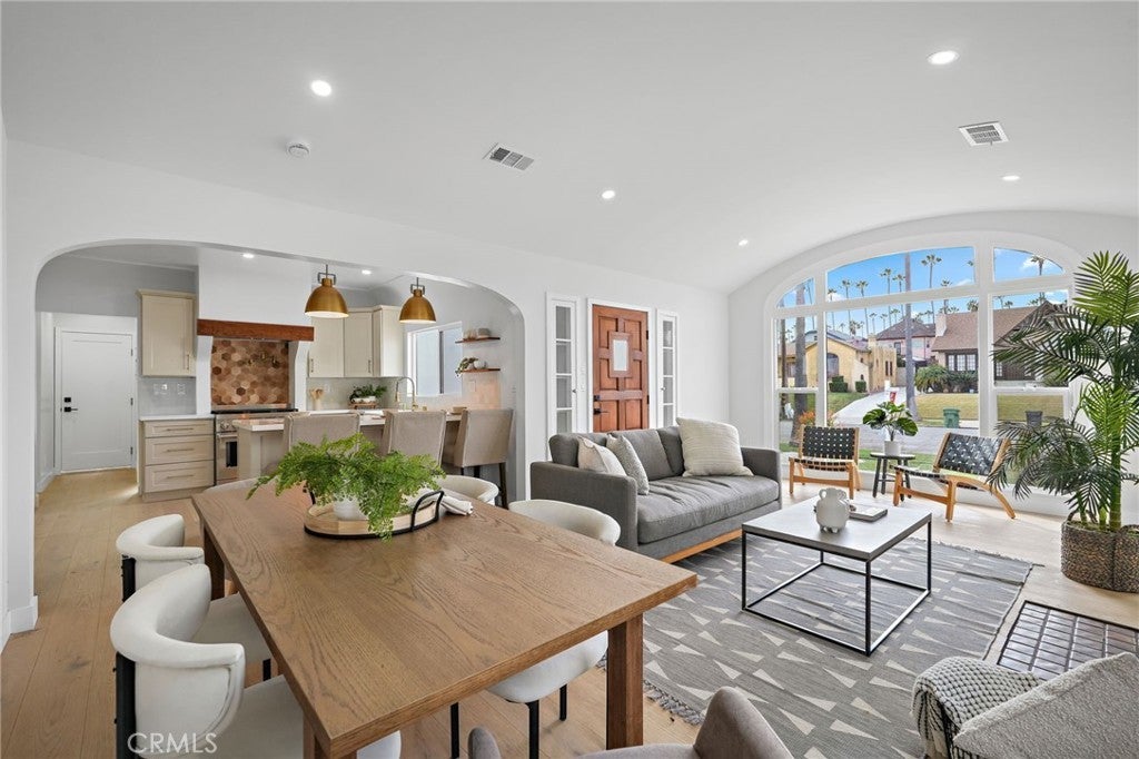 Photo of Listing #DW24249313