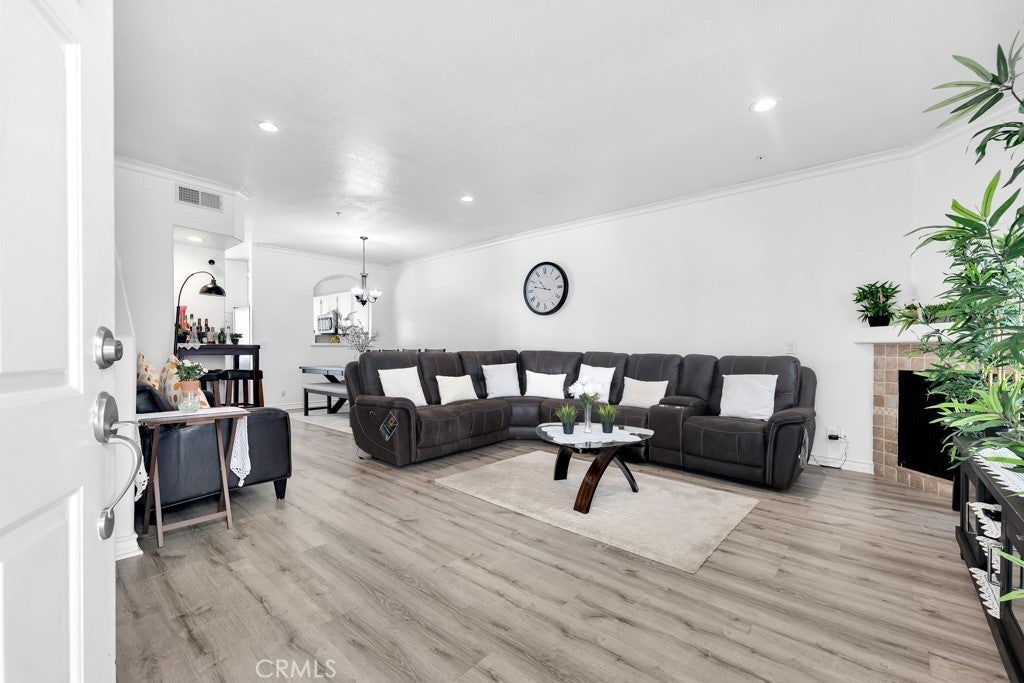 Photo of Listing #SR25000894