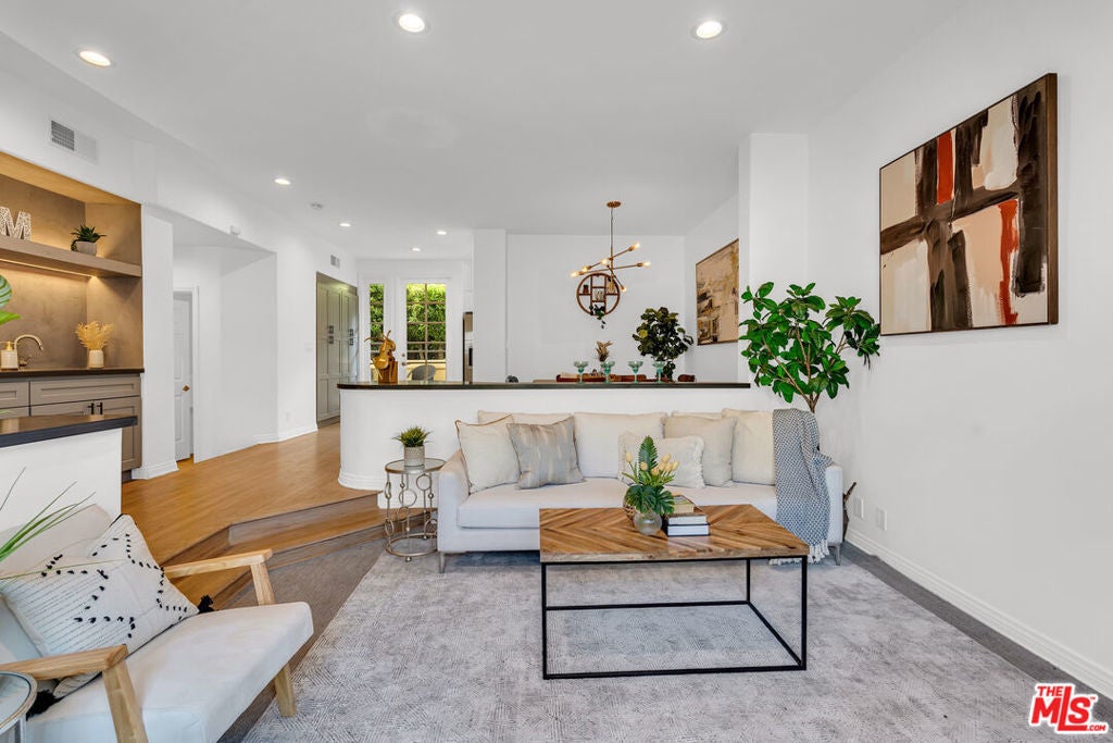 Photo of Listing #25476835