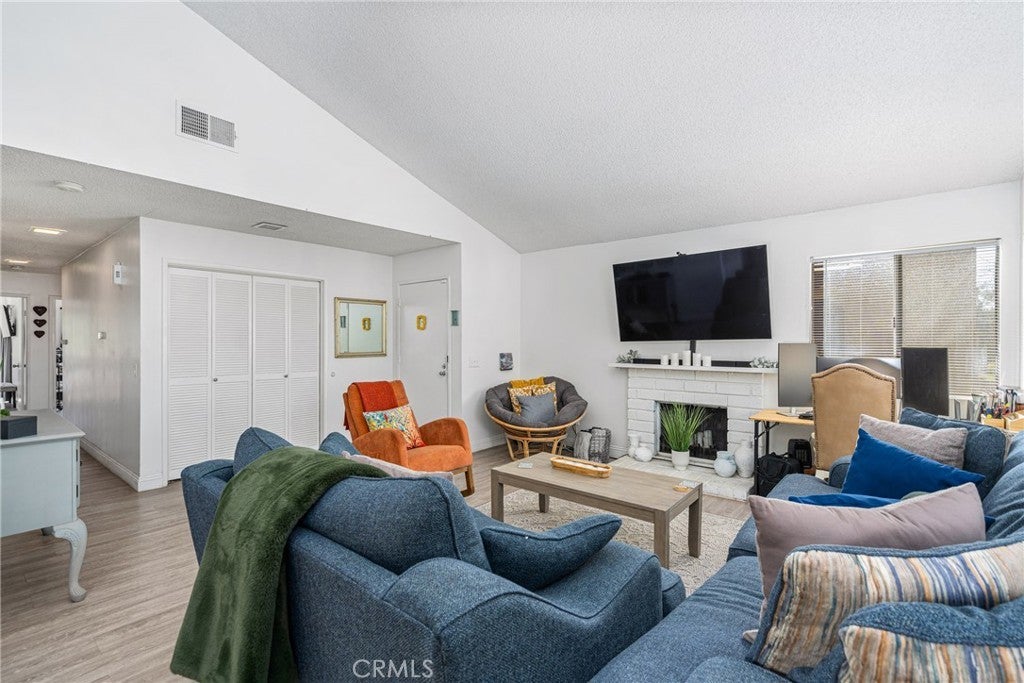 Photo of Listing #IV25008112