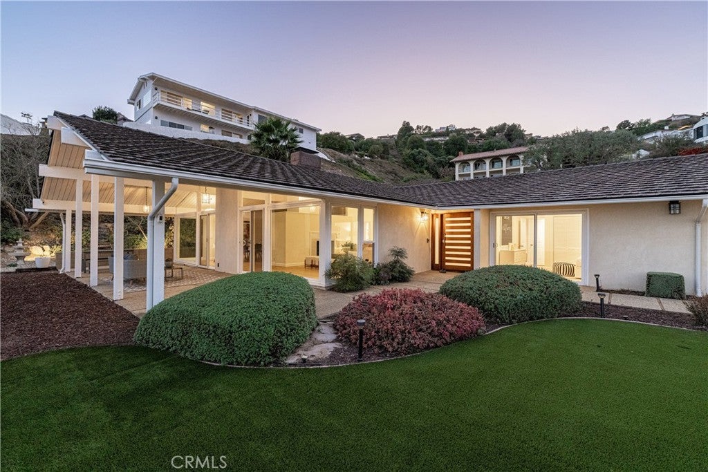 2952 Crownview Drive