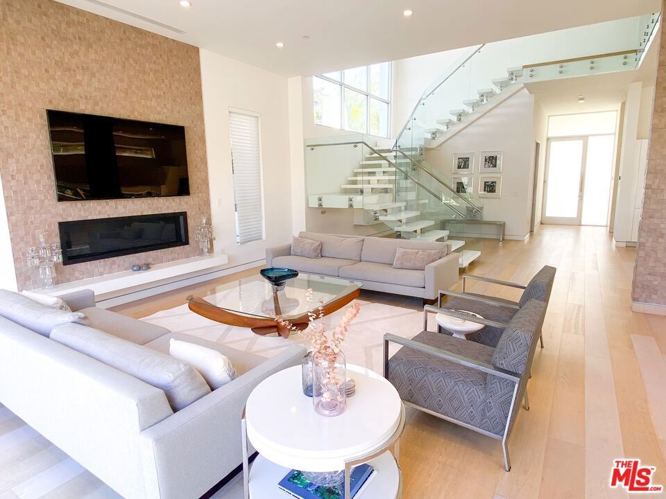 Photo of Listing #25493177