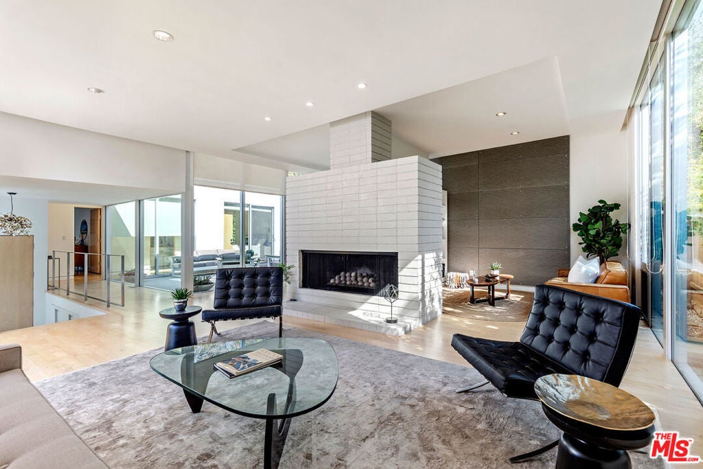 Photo of Listing #25489845