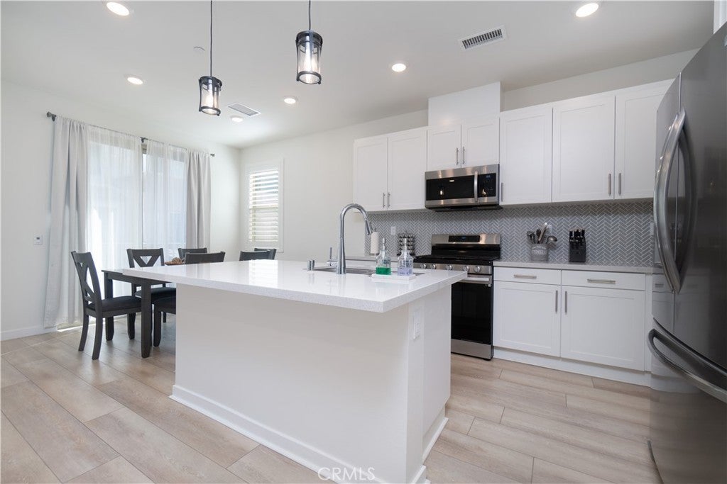 Photo of Listing #IV25037748