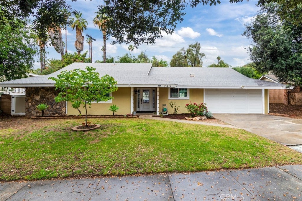 Photo of Listing #IV25040470