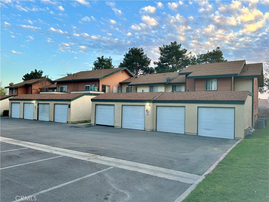 Photo of Listing #IV25044229