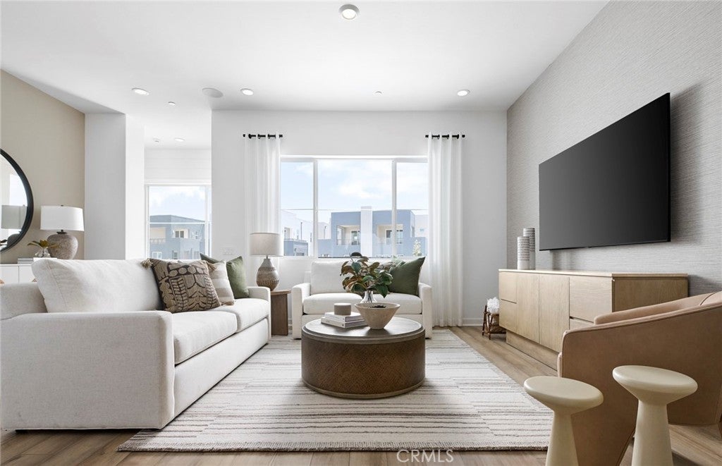 Photo of Listing #IV25047548