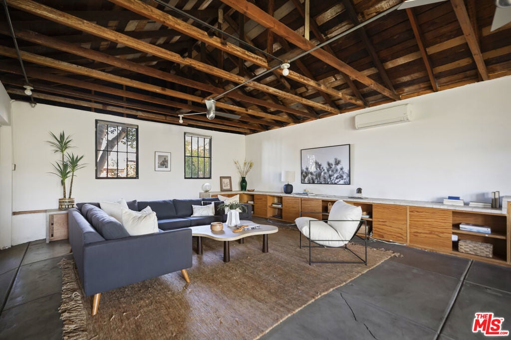 Photo of Listing #25512331