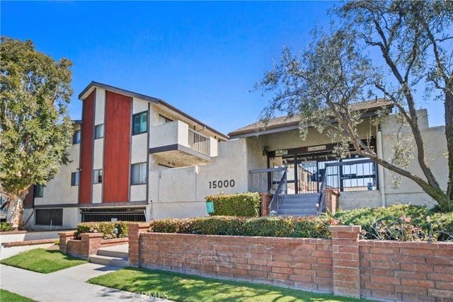 15000 Halldale Avenue 206, Gardena.