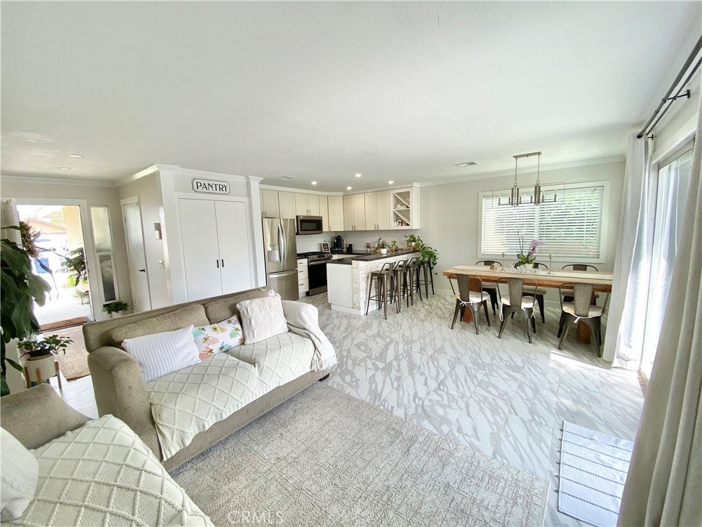 Photo of Listing #IV25063679